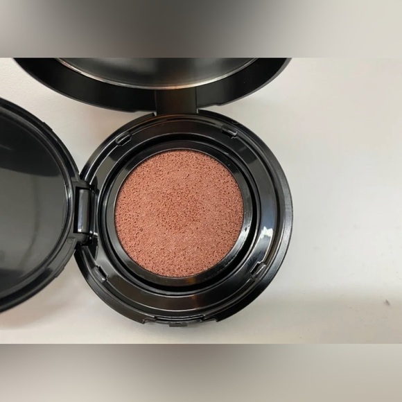 💕 2 Qty CUSHION Highlighter FMG LOVE Kiss Me Avon Discontinued Golden Lily Cute - Picture 1 of 6